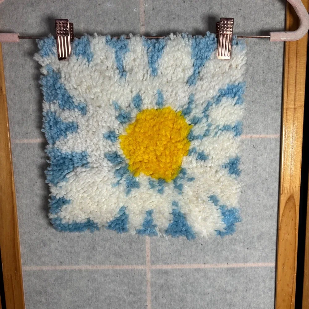 Vintage Handmade Latch Hook Daisy Flower Punch Needle Art‎ Wall Hanging Decor